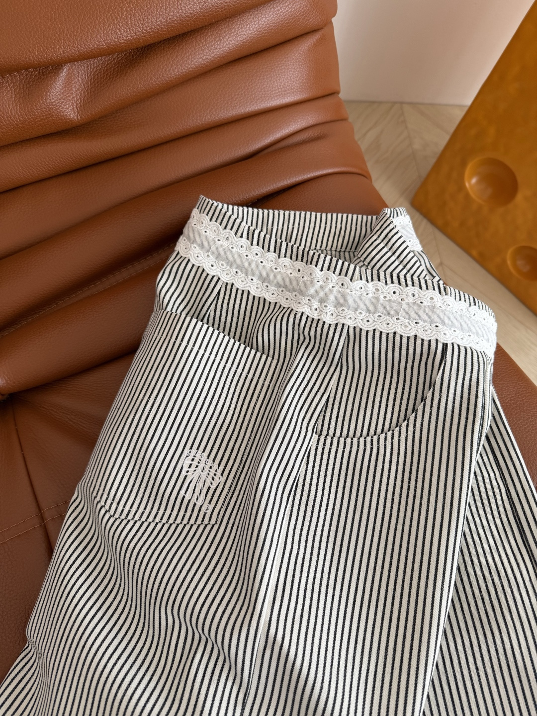 遛弯出街神裤 搭什么都不费力的松弛感 26春夏 腰部刺绣花片拼接条纹裤 竖条纹的魔力就是可以把双腿视觉感