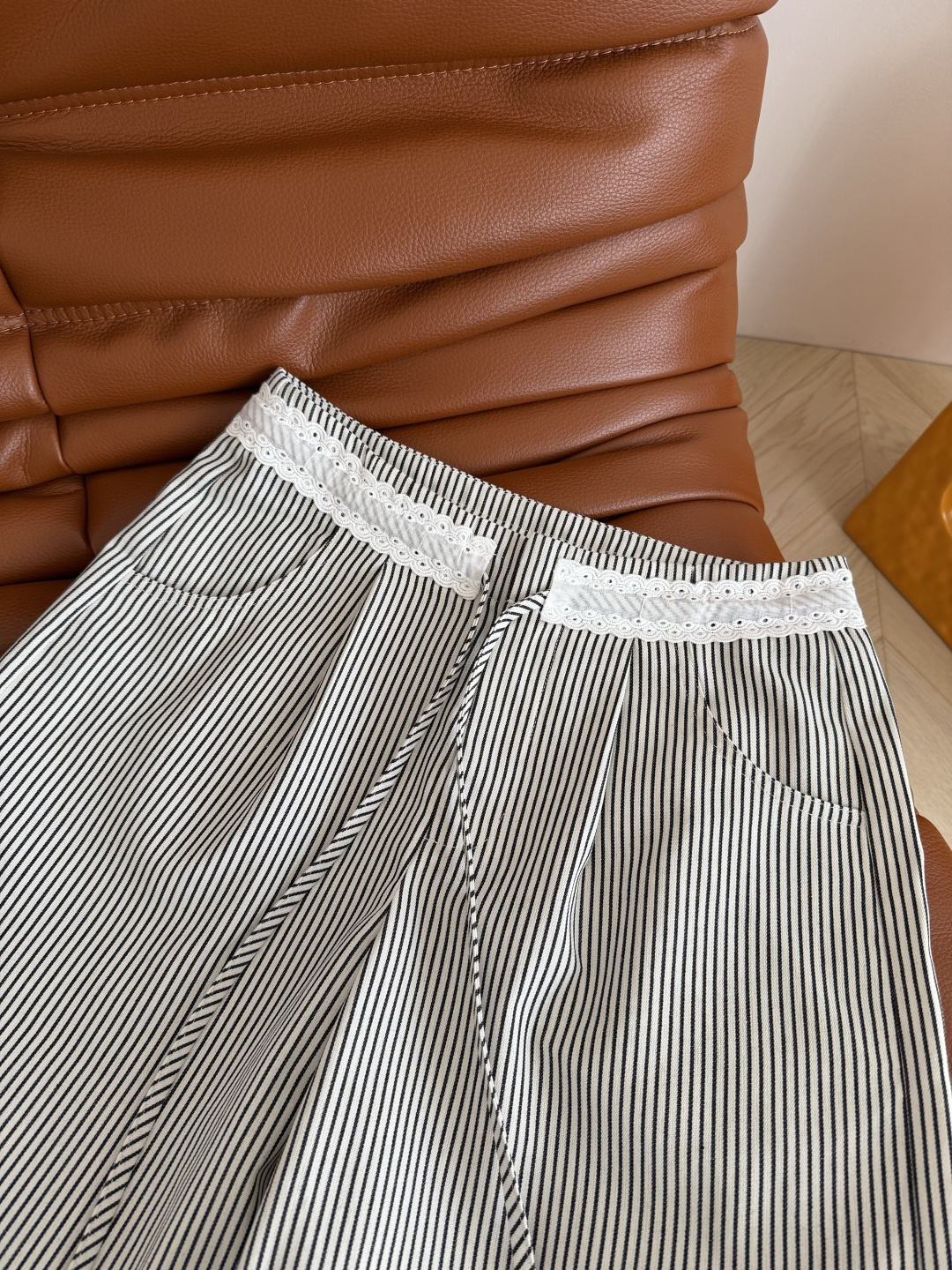 遛弯出街神裤 搭什么都不费力的松弛感 26春夏 腰部刺绣花片拼接条纹裤 竖条纹的魔力就是可以把双腿视觉感