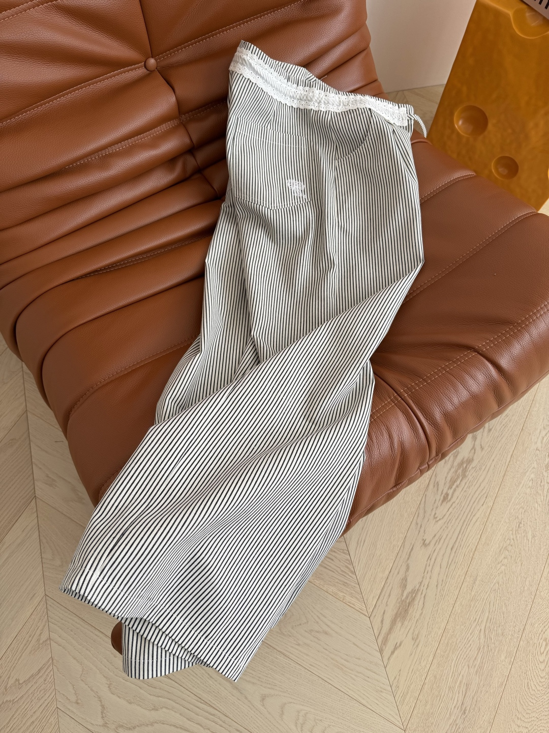 遛弯出街神裤 搭什么都不费力的松弛感 26春夏 腰部刺绣花片拼接条纹裤 竖条纹的魔力就是可以把双腿视觉感