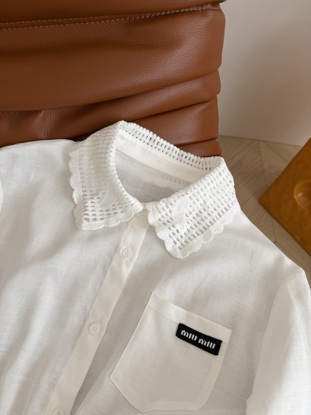 度假通勤皆可 26🆕🆕蕾丝钩花领子拼接亚麻连衣裙 经典徽标装饰 通勤或者度假皆可的长裙 完全不挑人 腰部