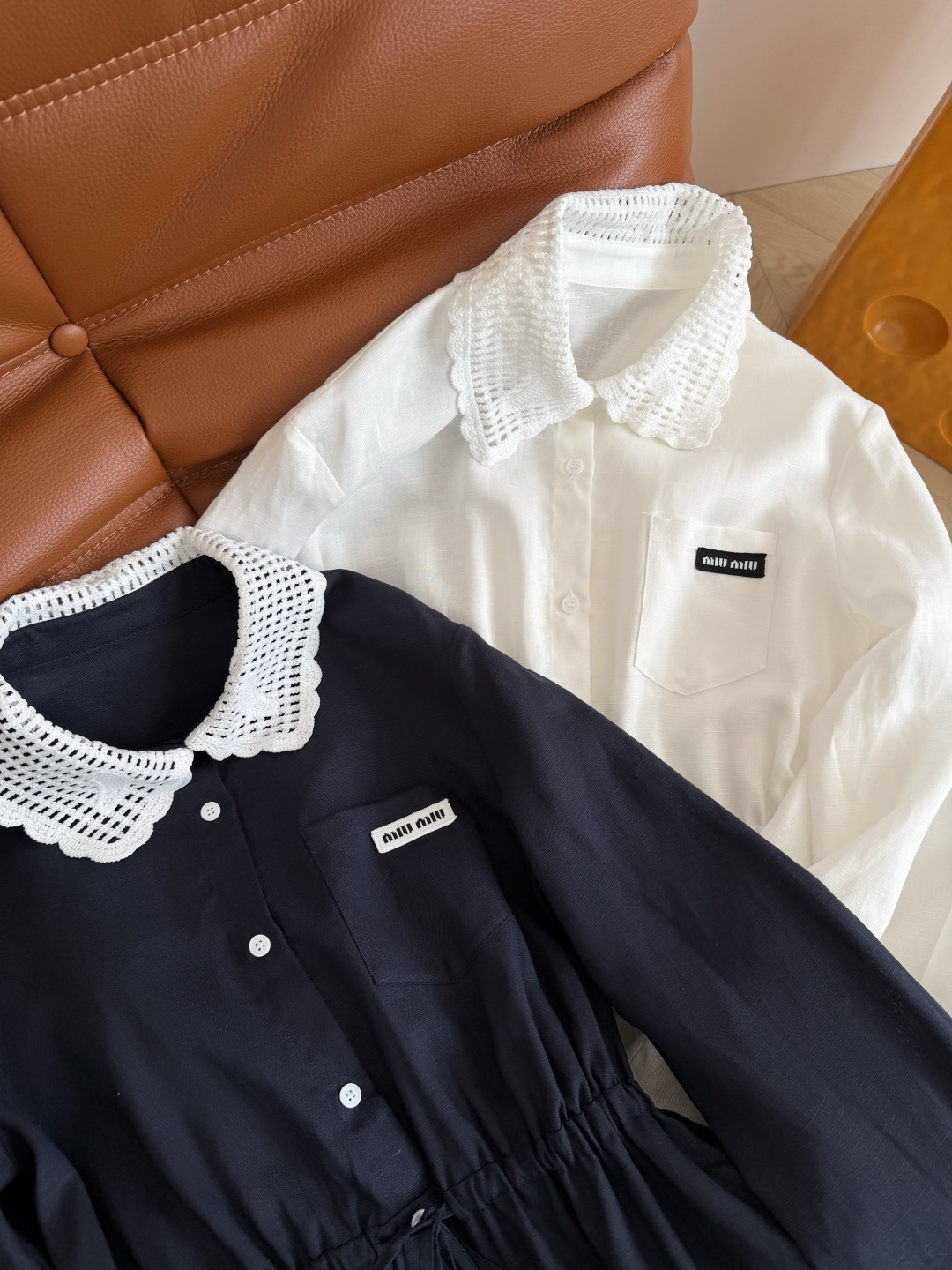 度假通勤皆可 26🆕🆕蕾丝钩花领子拼接亚麻连衣裙 经典徽标装饰 通勤或者度假皆可的长裙 完全不挑人 腰部