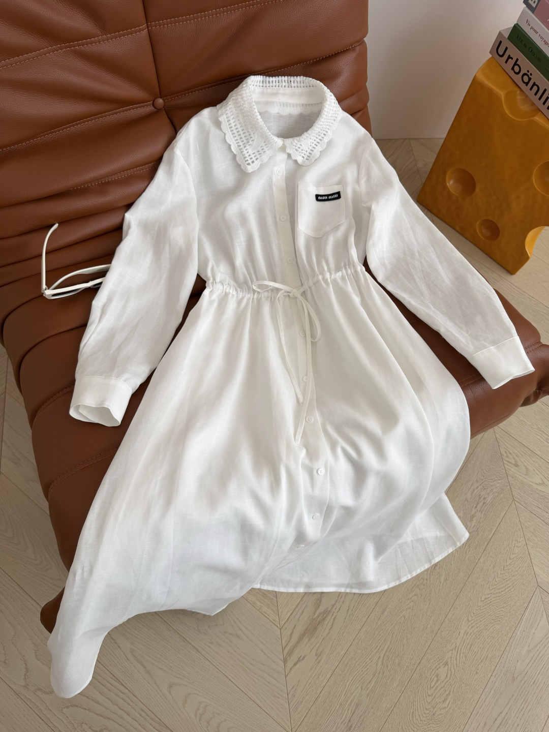 度假通勤皆可 26🆕🆕蕾丝钩花领子拼接亚麻连衣裙 经典徽标装饰 通勤或者度假皆可的长裙 完全不挑人 腰部