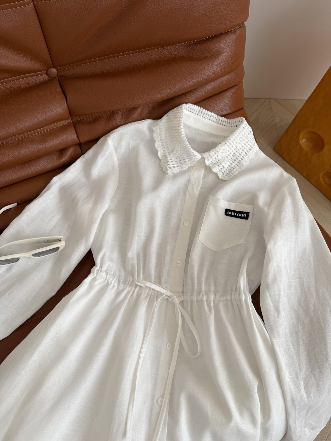 度假通勤皆可 26🆕🆕蕾丝钩花领子拼接亚麻连衣裙 经典徽标装饰 通勤或者度假皆可的长裙 完全不挑人 腰部