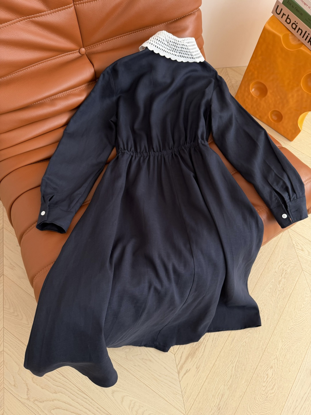 度假通勤皆可 26🆕🆕蕾丝钩花领子拼接亚麻连衣裙 经典徽标装饰 通勤或者度假皆可的长裙 完全不挑人 腰部