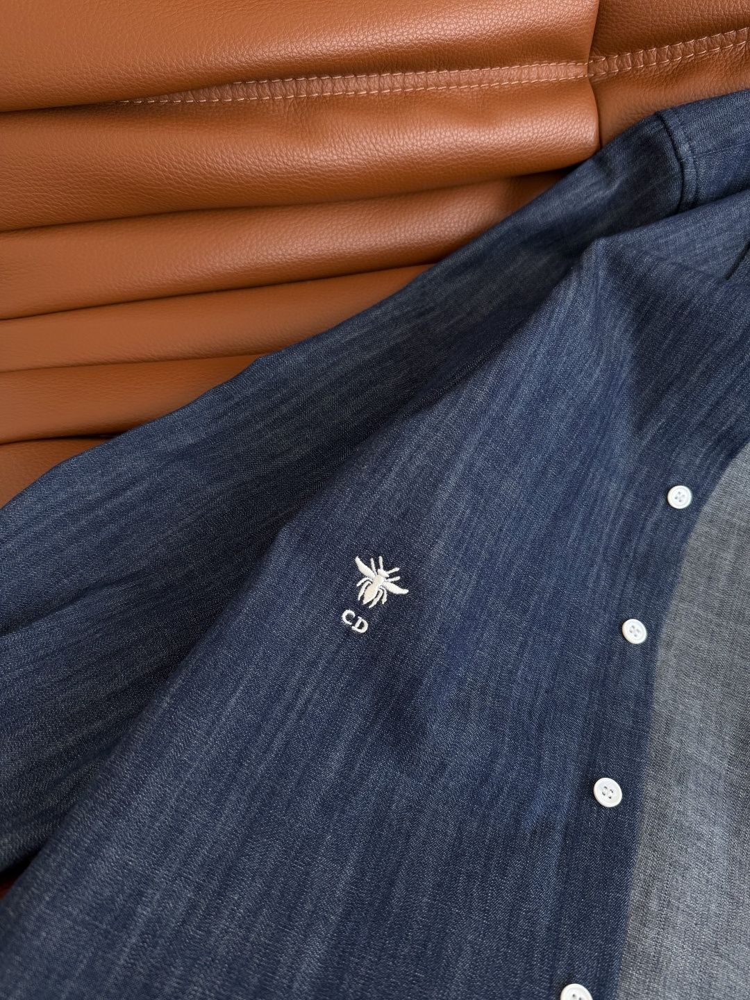 美式休闲推荐 26ss 小蜜蜂刺绣牛仔衬衫 日常搭配休闲慵懒款 自带复古buff 上身秒变博主范 版型比