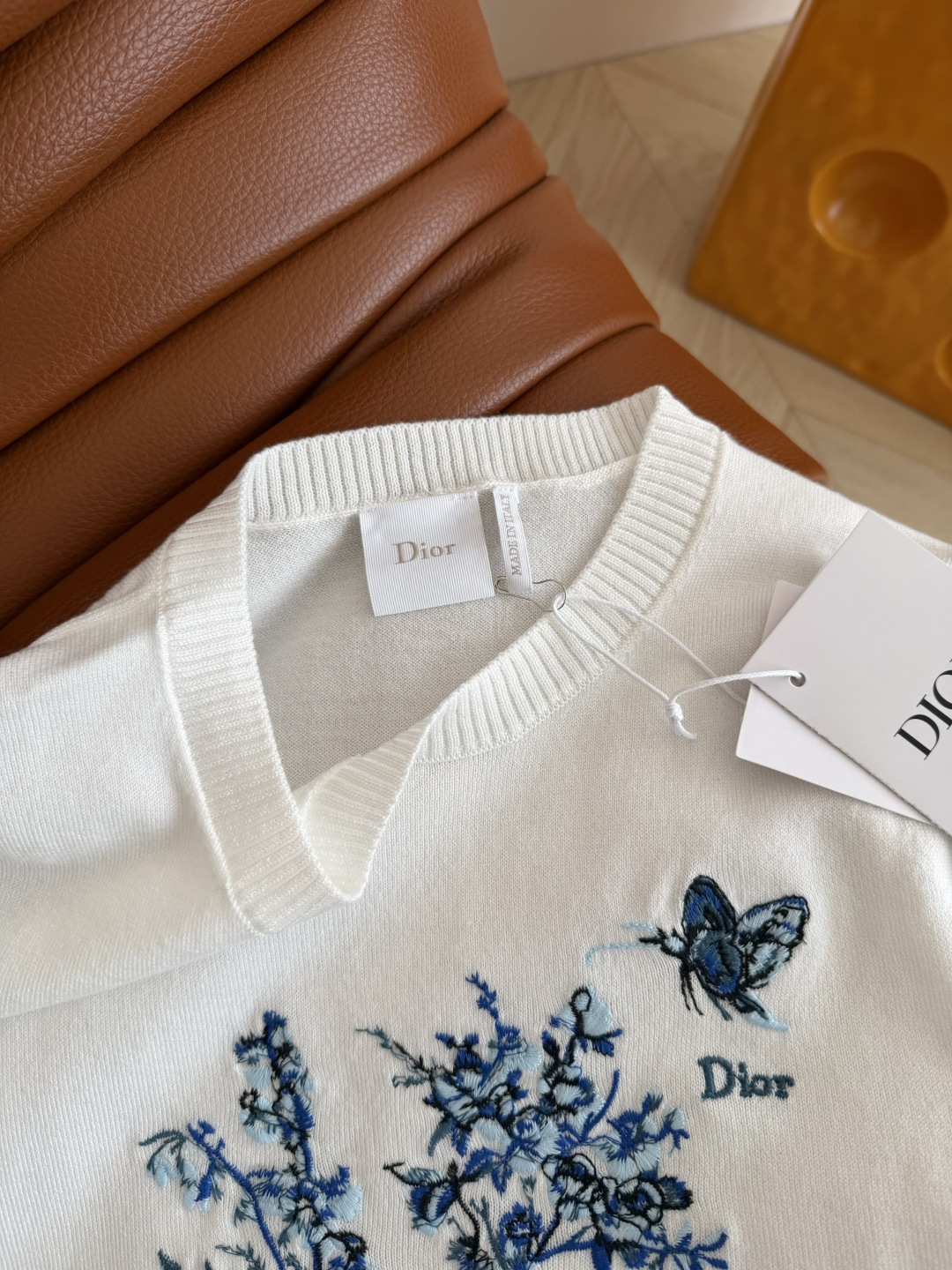 重工系列 25春夏 兰花蝴蝶刺绣装饰针织上衣 满满的高级感 优雅大方的气质 很适合通勤高阶范 胸前是重工