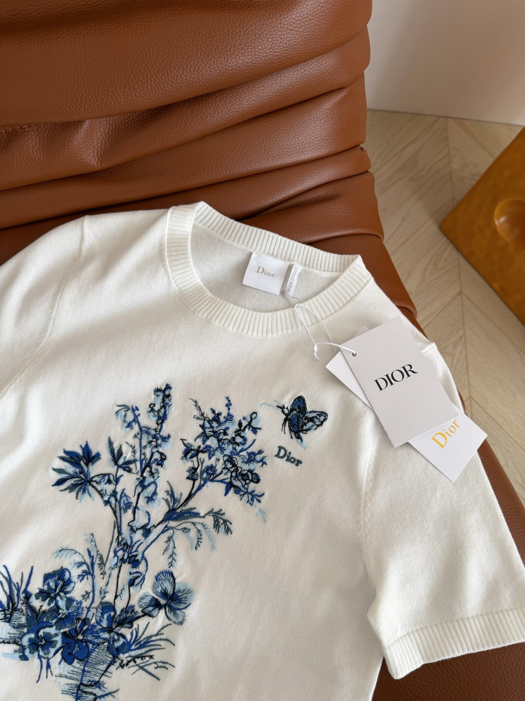 重工系列 25春夏 兰花蝴蝶刺绣装饰针织上衣 满满的高级感 优雅大方的气质 很适合通勤高阶范 胸前是重工