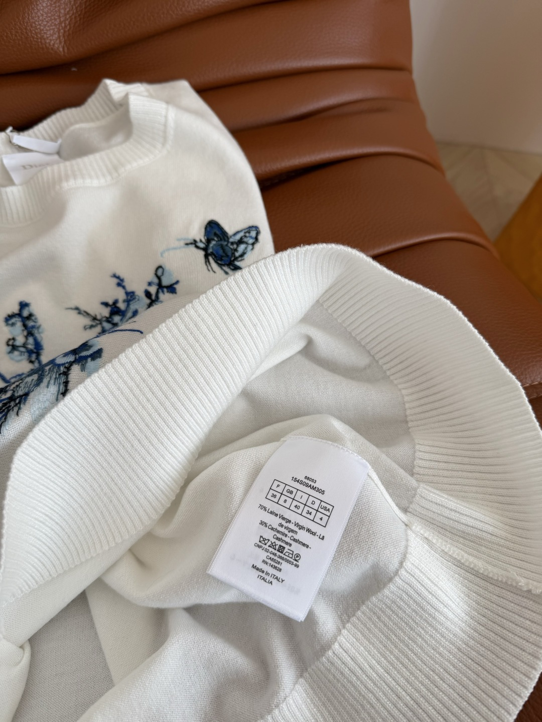 重工系列 25春夏 兰花蝴蝶刺绣装饰针织上衣 满满的高级感 优雅大方的气质 很适合通勤高阶范 胸前是重工