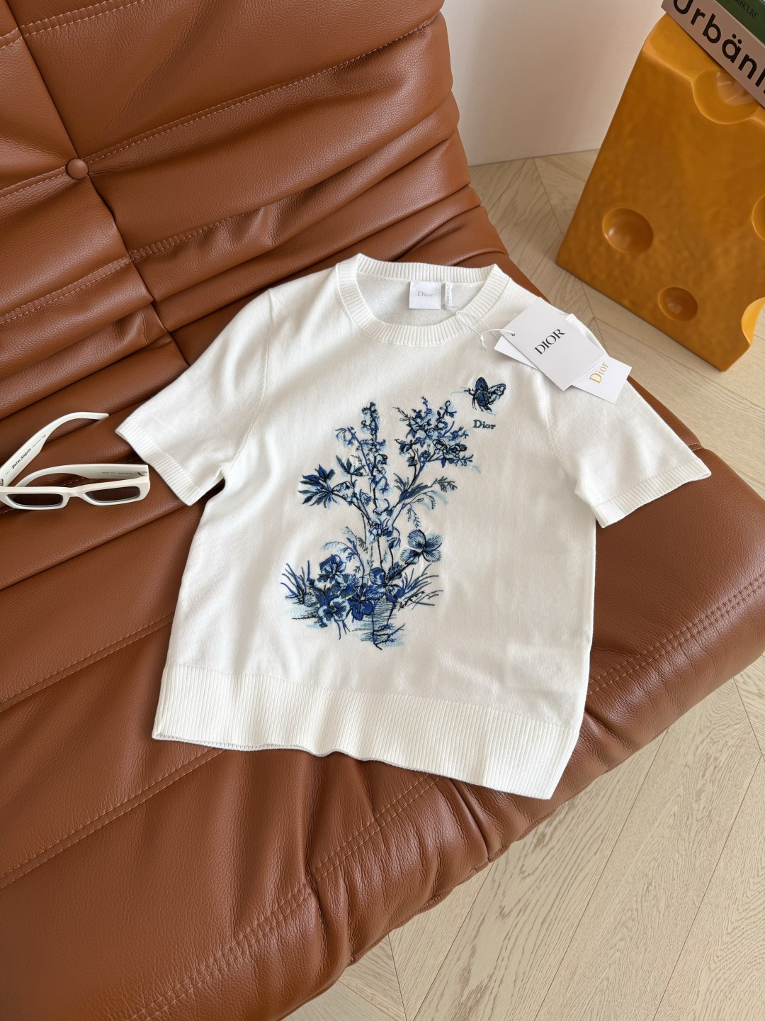 重工系列 25春夏 兰花蝴蝶刺绣装饰针织上衣 满满的高级感 优雅大方的气质 很适合通勤高阶范 胸前是重工