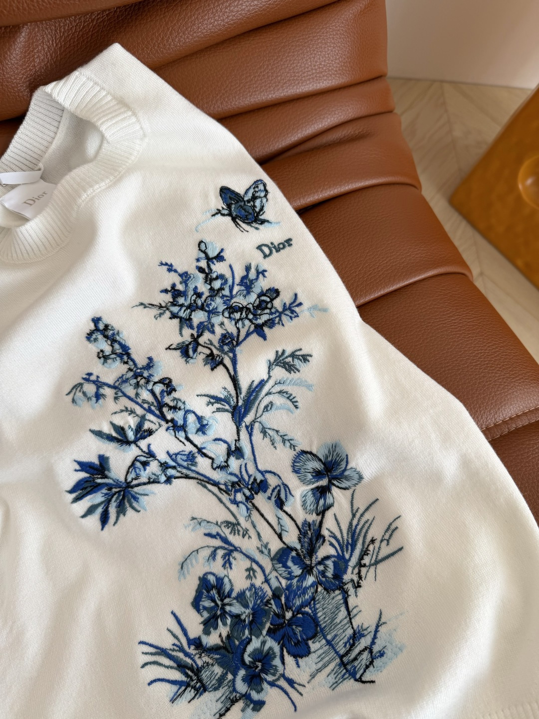 重工系列 25春夏 兰花蝴蝶刺绣装饰针织上衣 满满的高级感 优雅大方的气质 很适合通勤高阶范 胸前是重工