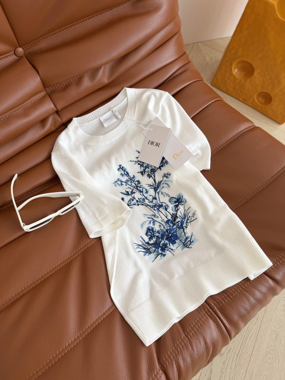 重工系列 25春夏 兰花蝴蝶刺绣装饰针织上衣 满满的高级感 优雅大方的气质 很适合通勤高阶范 胸前是重工