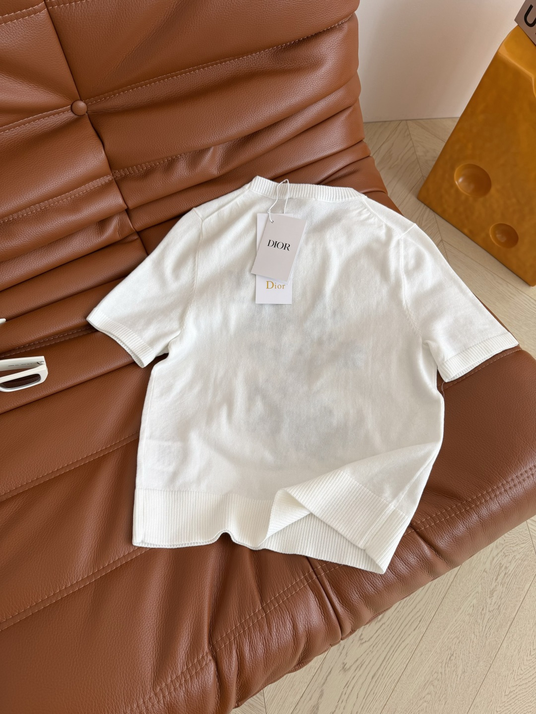 重工系列 25春夏 兰花蝴蝶刺绣装饰针织上衣 满满的高级感 优雅大方的气质 很适合通勤高阶范 胸前是重工