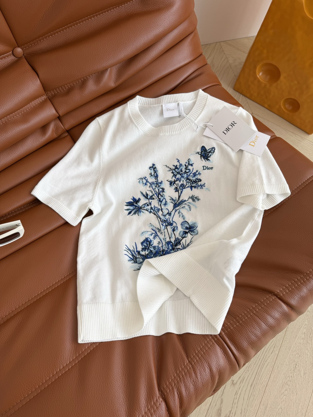 重工系列 25春夏 兰花蝴蝶刺绣装饰针织上衣 满满的高级感 优雅大方的气质 很适合通勤高阶范 胸前是重工