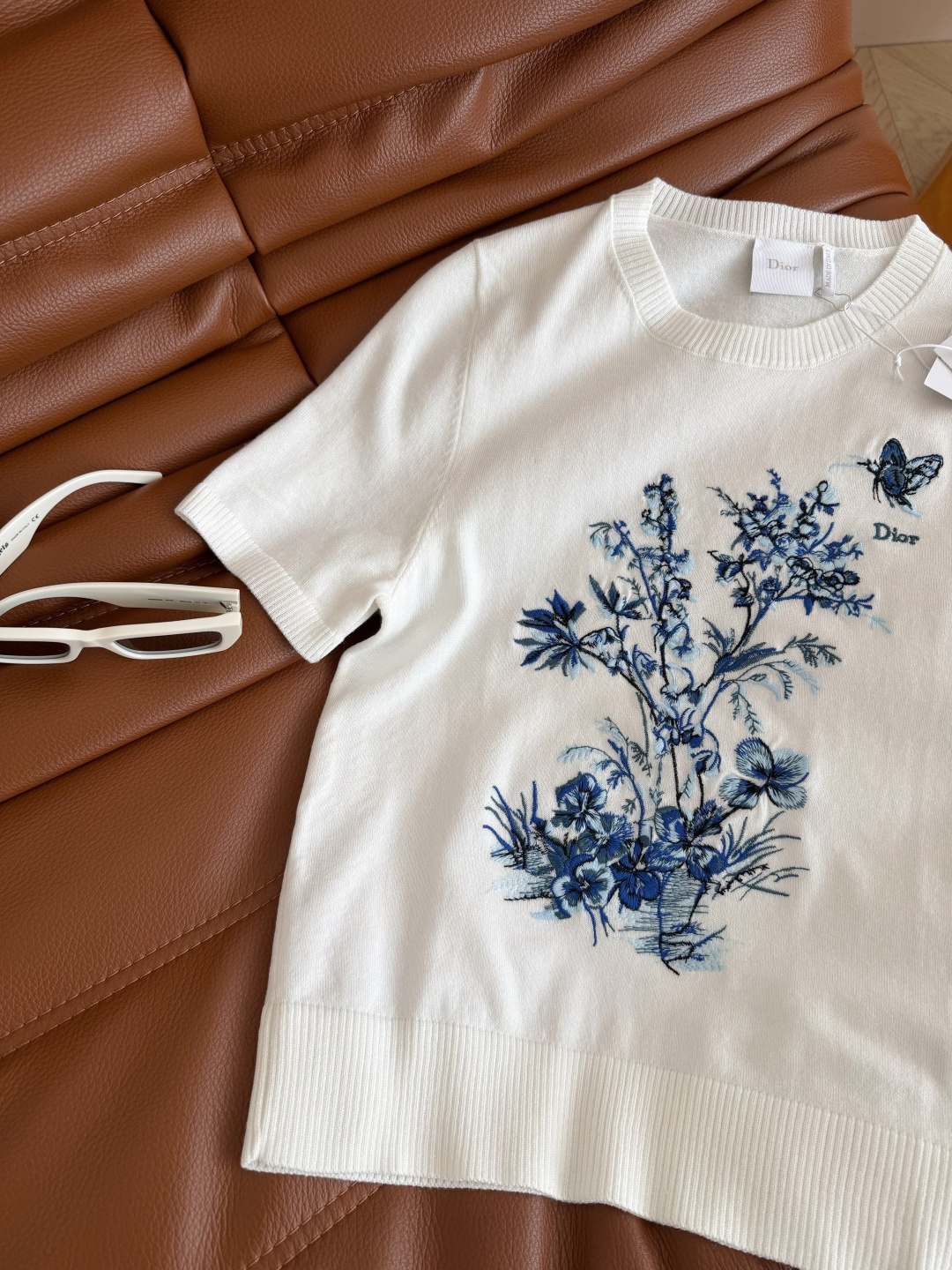 重工系列 25春夏 兰花蝴蝶刺绣装饰针织上衣 满满的高级感 优雅大方的气质 很适合通勤高阶范 胸前是重工