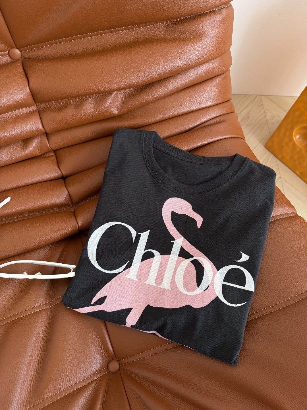 26春夏 粉色火烈鸟🦩印花装饰T恤 颜色是炭灰色 很特别 百搭又不失设计感 粉色火烈鸟+字母logo组合