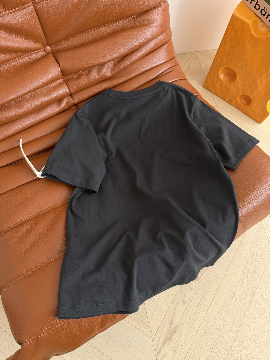 26春夏 粉色火烈鸟🦩印花装饰T恤 颜色是炭灰色 很特别 百搭又不失设计感 粉色火烈鸟+字母logo组合