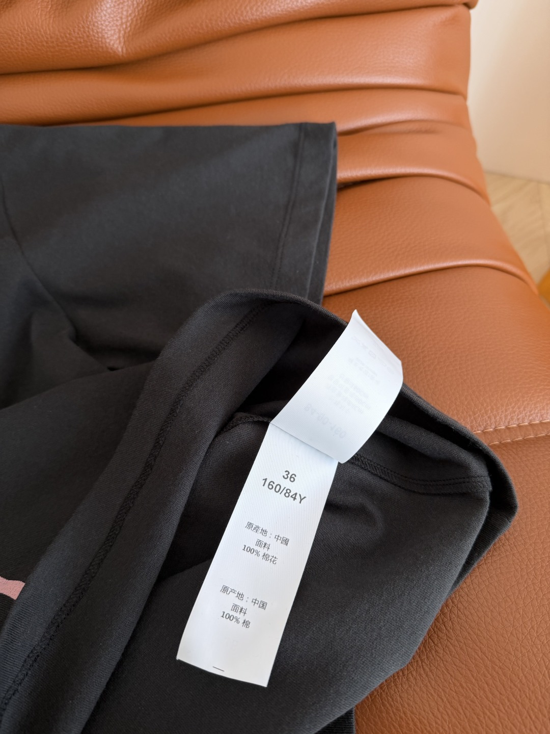 26春夏 粉色火烈鸟🦩印花装饰T恤 颜色是炭灰色 很特别 百搭又不失设计感 粉色火烈鸟+字母logo组合