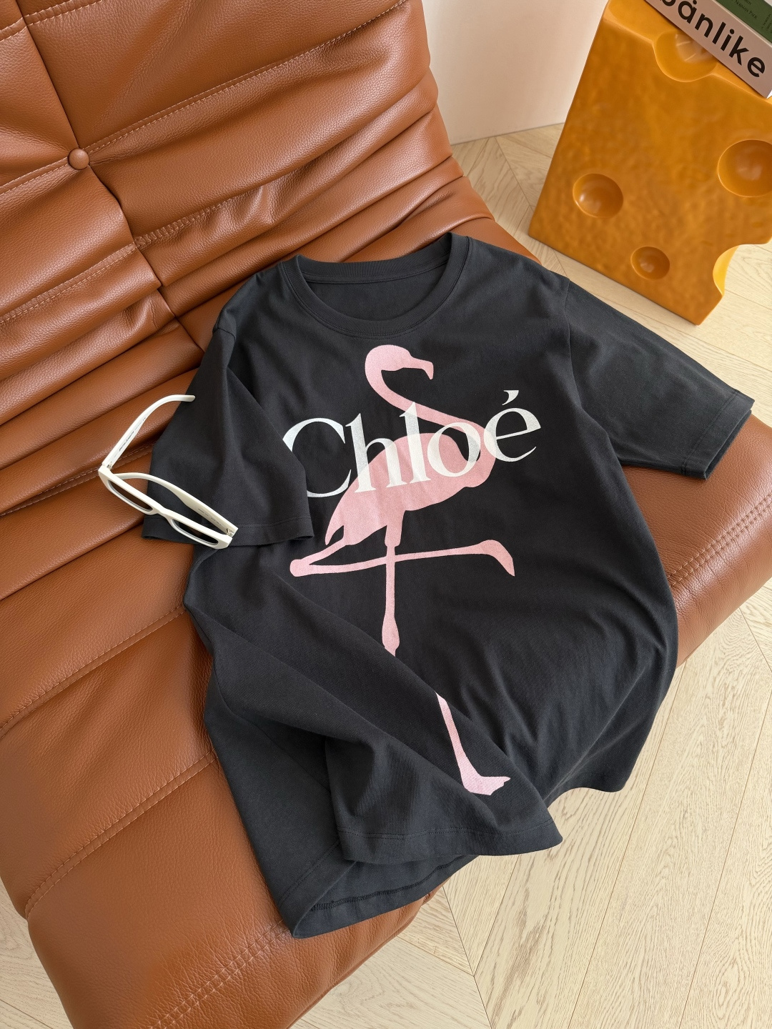 26春夏 粉色火烈鸟🦩印花装饰T恤 颜色是炭灰色 很特别 百搭又不失设计感 粉色火烈鸟+字母logo组合