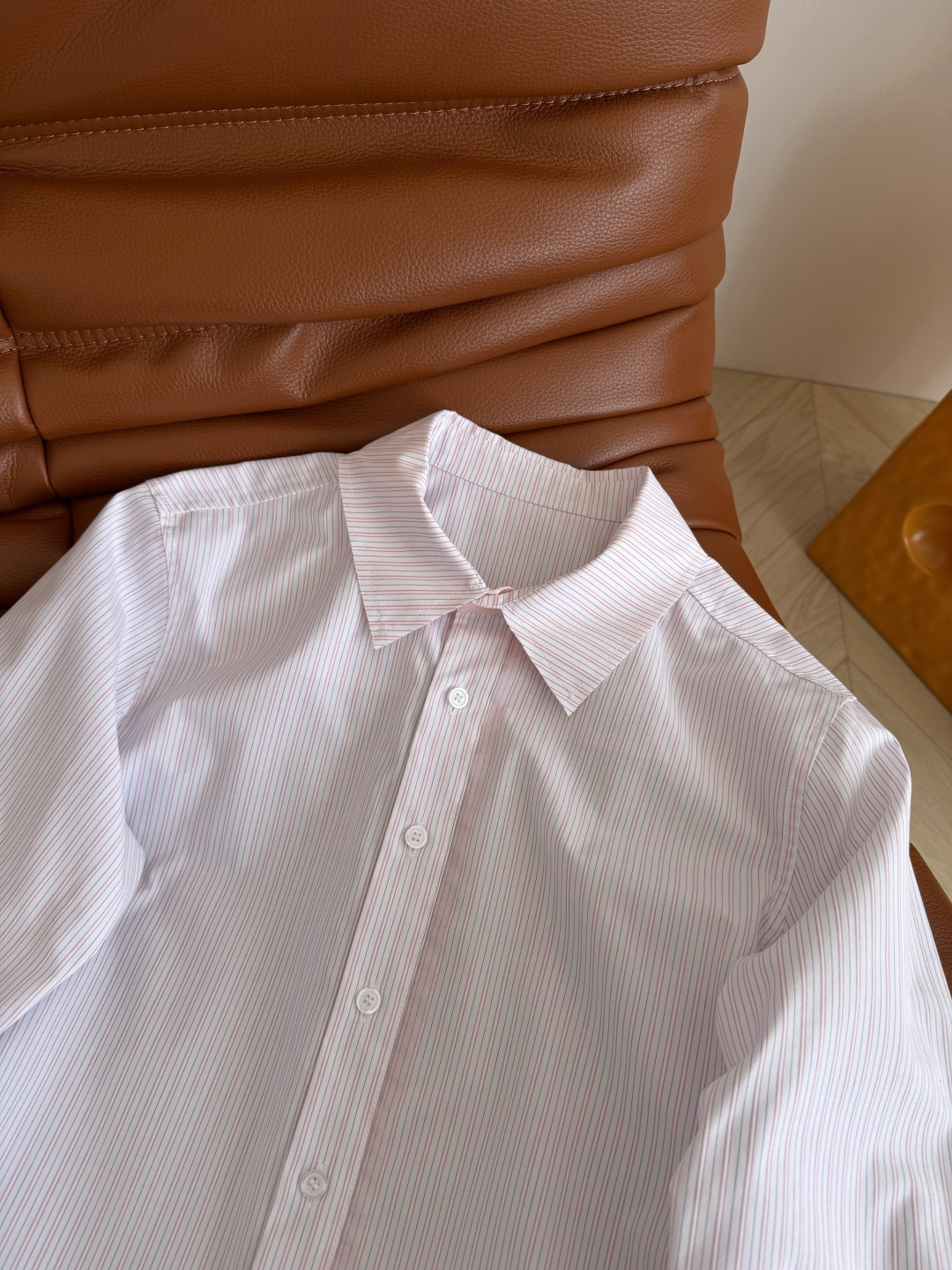 简约实穿款 26春夏 门襟边网纱拼接设计衬衫 清爽清新的条纹配色 属于夏季的颜色 足够日常又有时髦感 还