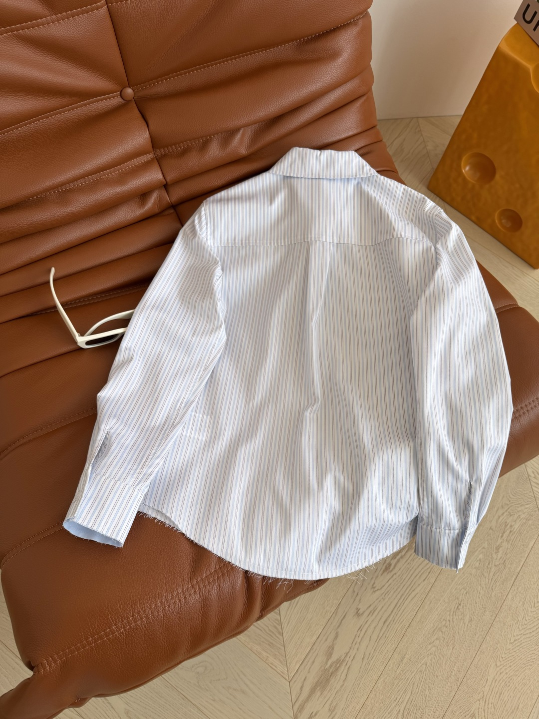 简约实穿款 26春夏 门襟边网纱拼接设计衬衫 清爽清新的条纹配色 属于夏季的颜色 足够日常又有时髦感 还