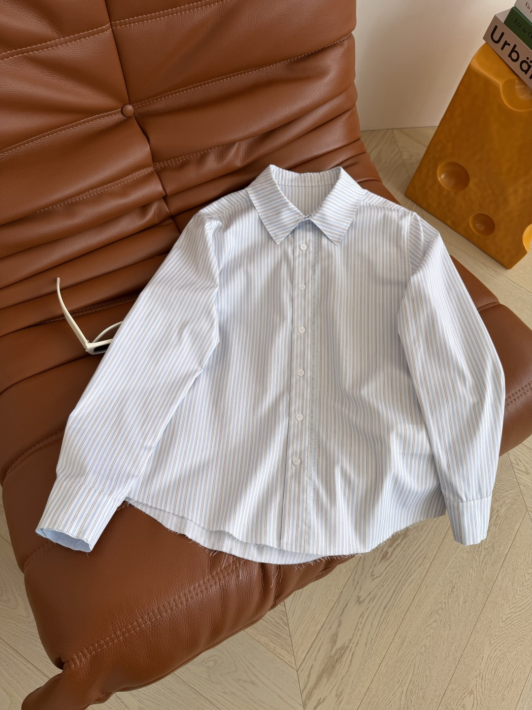简约实穿款 26春夏 门襟边网纱拼接设计衬衫 清爽清新的条纹配色 属于夏季的颜色 足够日常又有时髦感 还