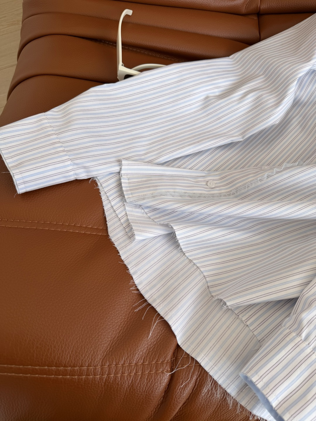 简约实穿款 26春夏 门襟边网纱拼接设计衬衫 清爽清新的条纹配色 属于夏季的颜色 足够日常又有时髦感 还