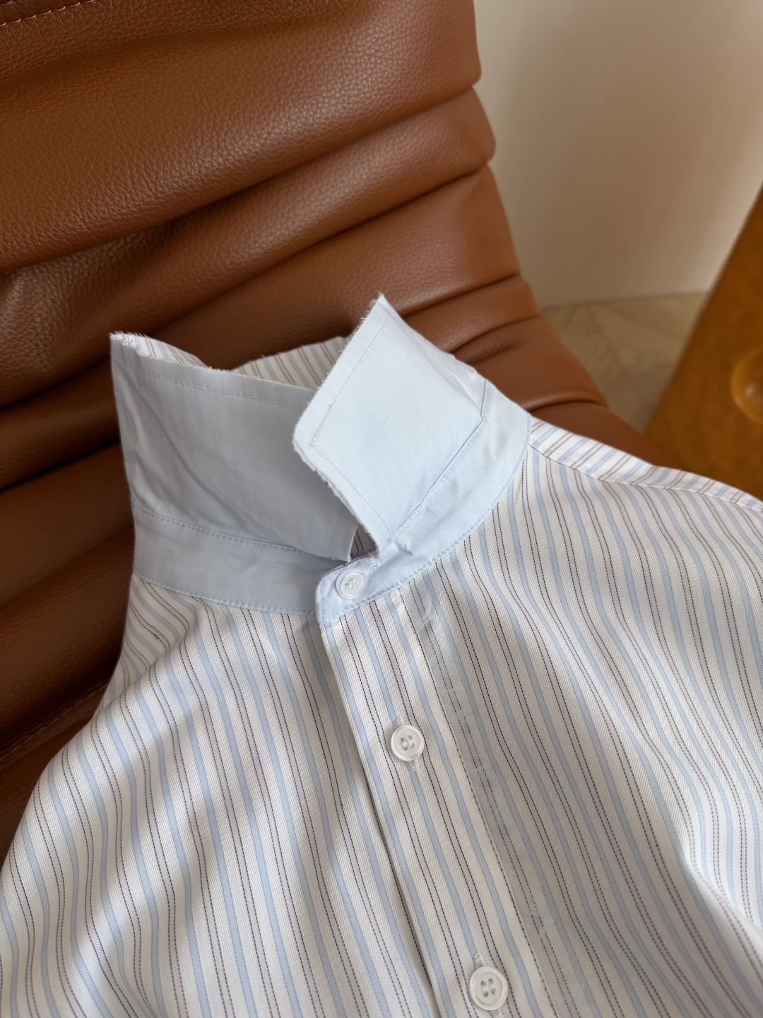 简约实穿款 26春夏 门襟边网纱拼接设计衬衫 清爽清新的条纹配色 属于夏季的颜色 足够日常又有时髦感 还