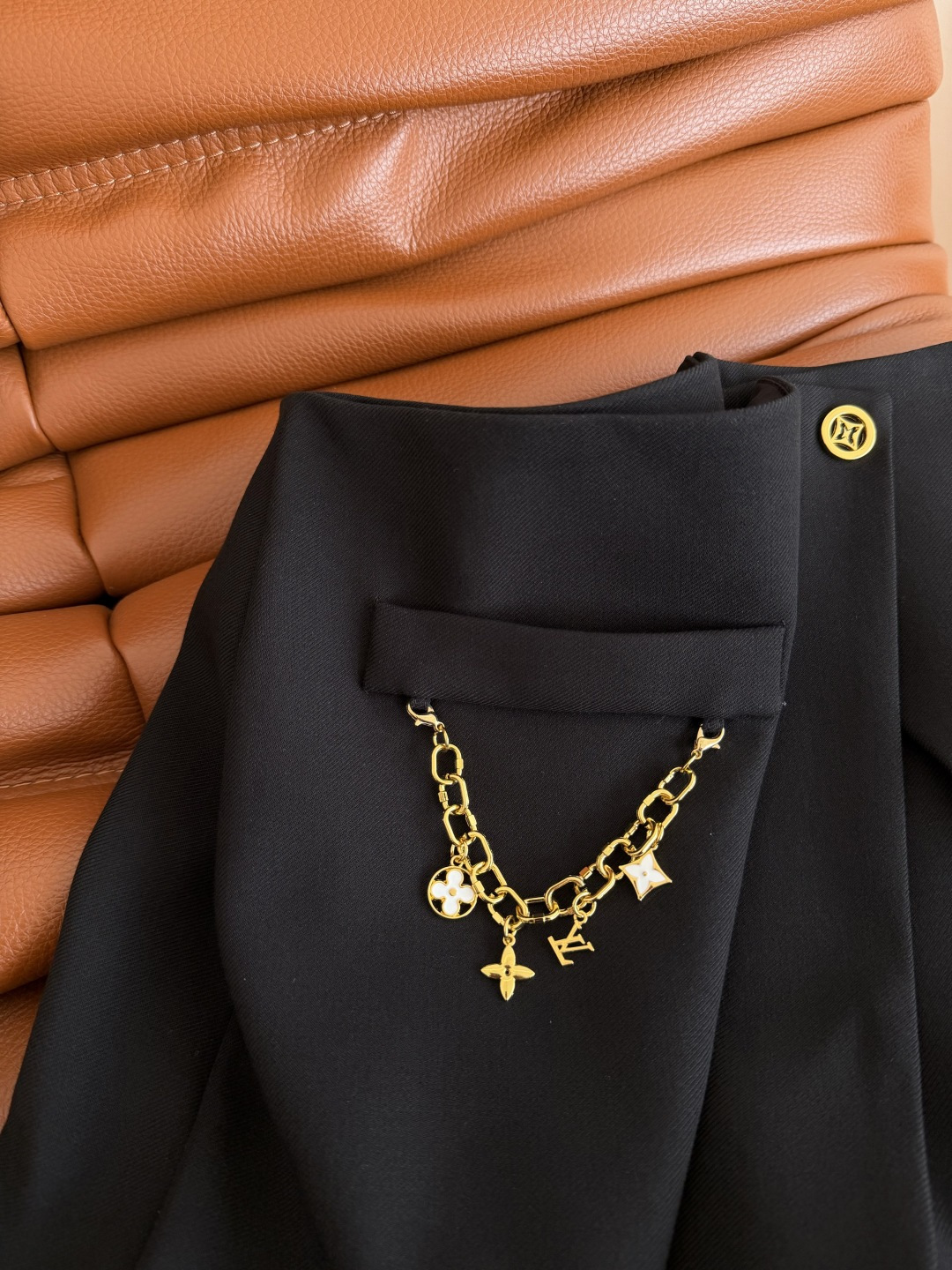 26春夏 老花链条装饰裤裙 搭片设计裤裙 经典好穿 像是半裙又是短裤 上身巨显腿长 轻松拉长腿部比例感 