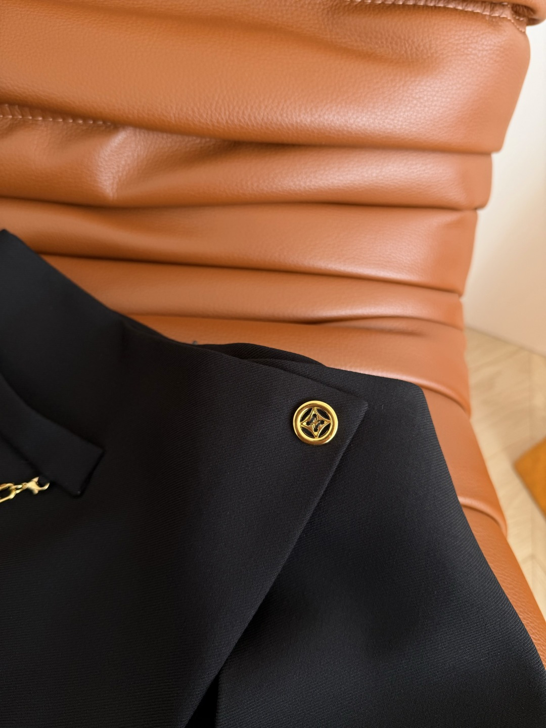 26春夏 老花链条装饰裤裙 搭片设计裤裙 经典好穿 像是半裙又是短裤 上身巨显腿长 轻松拉长腿部比例感 