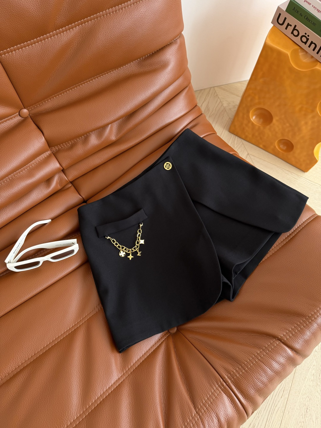 26春夏 老花链条装饰裤裙 搭片设计裤裙 经典好穿 像是半裙又是短裤 上身巨显腿长 轻松拉长腿部比例感 