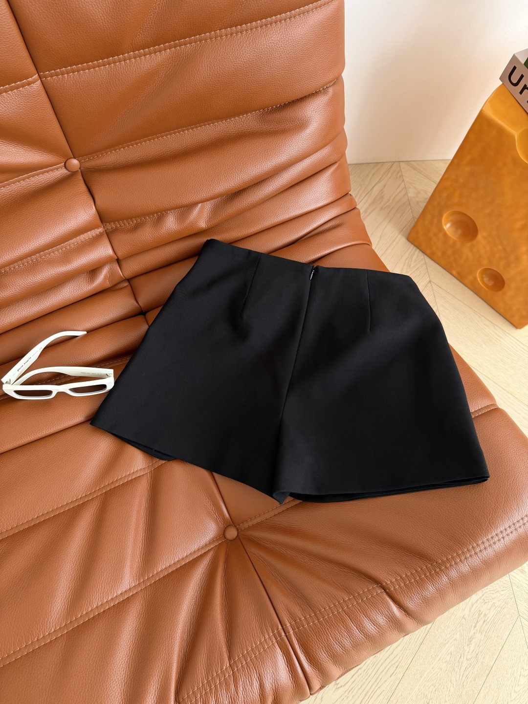 26春夏 老花链条装饰裤裙 搭片设计裤裙 经典好穿 像是半裙又是短裤 上身巨显腿长 轻松拉长腿部比例感 