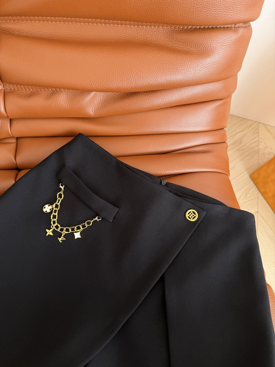 26春夏 老花链条装饰裤裙 搭片设计裤裙 经典好穿 像是半裙又是短裤 上身巨显腿长 轻松拉长腿部比例感 