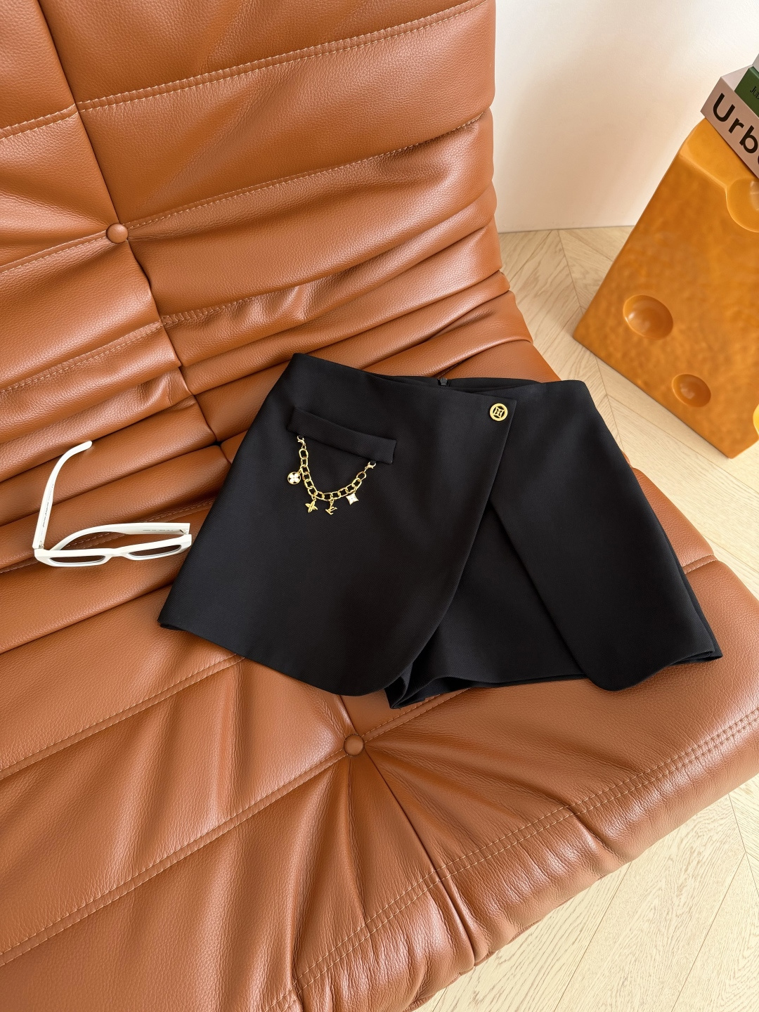 26春夏 老花链条装饰裤裙 搭片设计裤裙 经典好穿 像是半裙又是短裤 上身巨显腿长 轻松拉长腿部比例感 