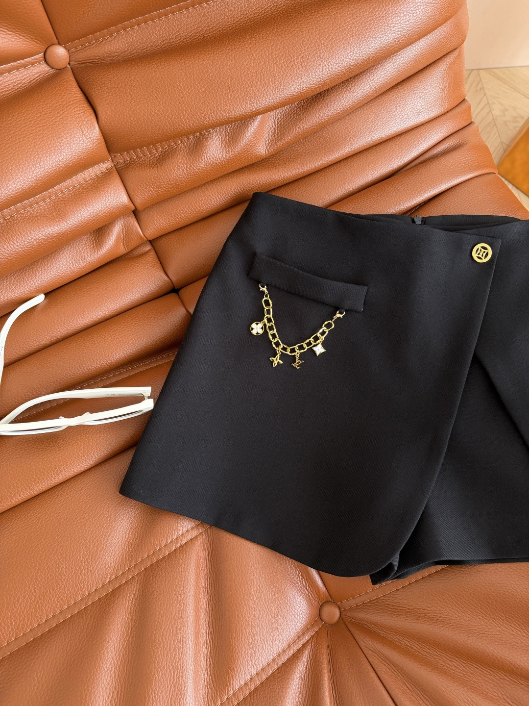 26春夏 老花链条装饰裤裙 搭片设计裤裙 经典好穿 像是半裙又是短裤 上身巨显腿长 轻松拉长腿部比例感 