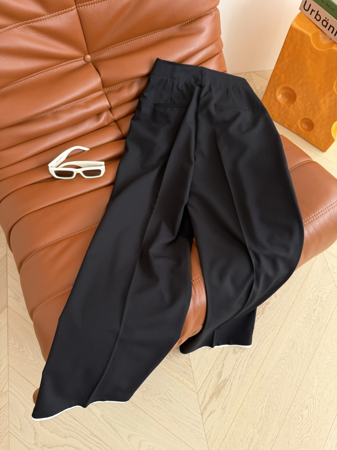 时髦西裤 26ss 夏季专属轻薄款西裤 毛边设计撞色腰头拼接 字母logo刺绣点缀 很有设计感 裤脚也拼