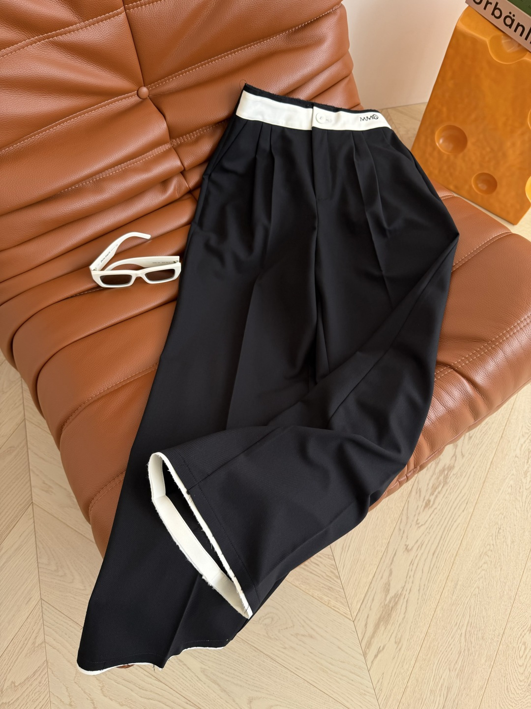 时髦西裤 26ss 夏季专属轻薄款西裤 毛边设计撞色腰头拼接 字母logo刺绣点缀 很有设计感 裤脚也拼