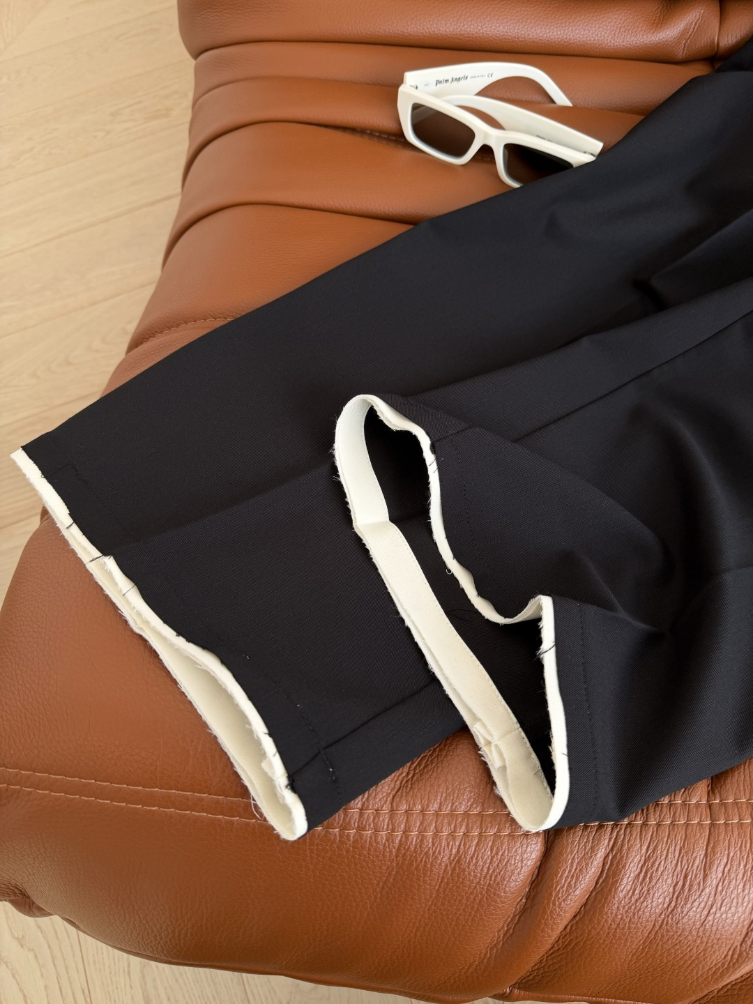 时髦西裤 26ss 夏季专属轻薄款西裤 毛边设计撞色腰头拼接 字母logo刺绣点缀 很有设计感 裤脚也拼