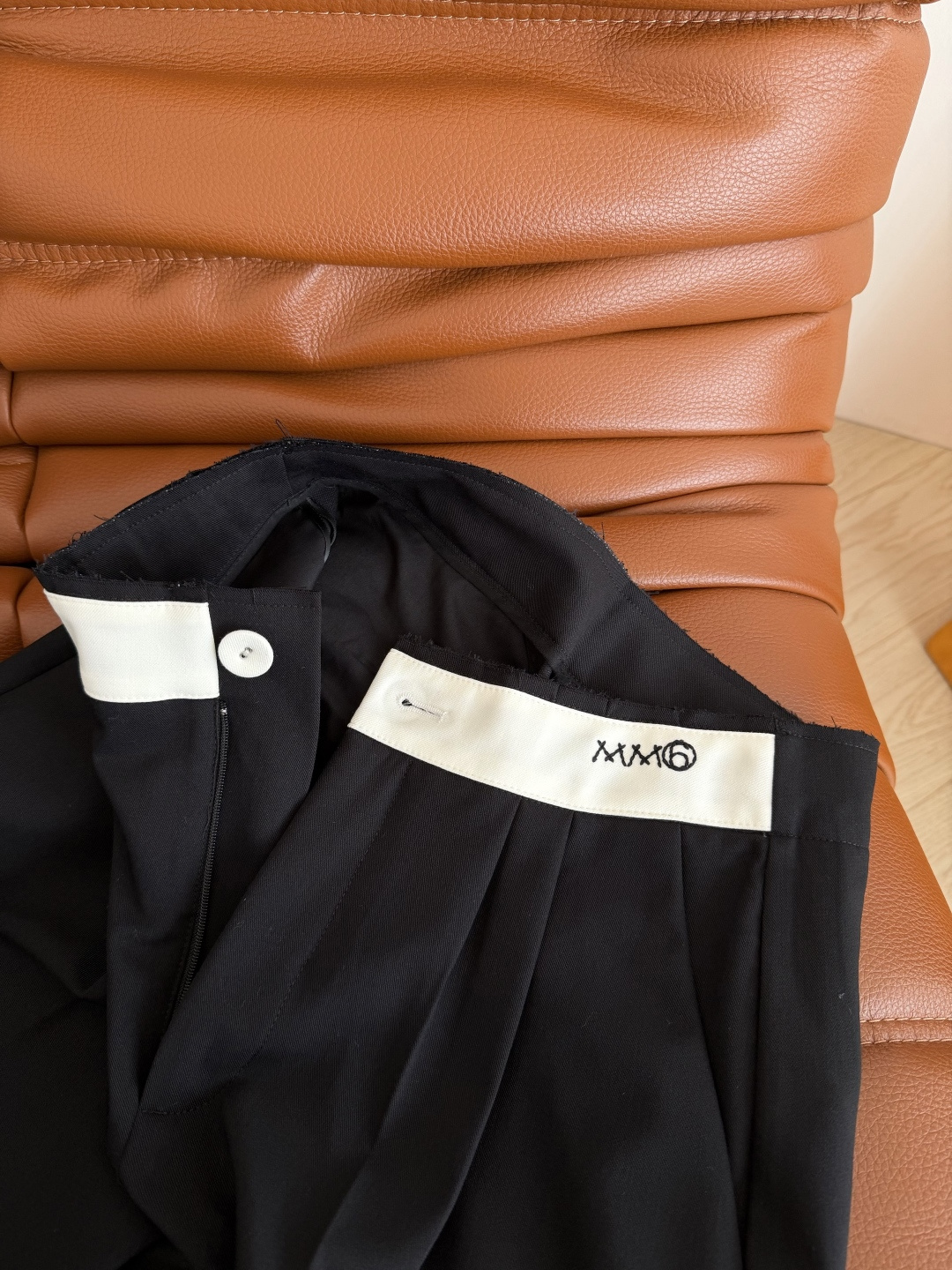 时髦西裤 26ss 夏季专属轻薄款西裤 毛边设计撞色腰头拼接 字母logo刺绣点缀 很有设计感 裤脚也拼