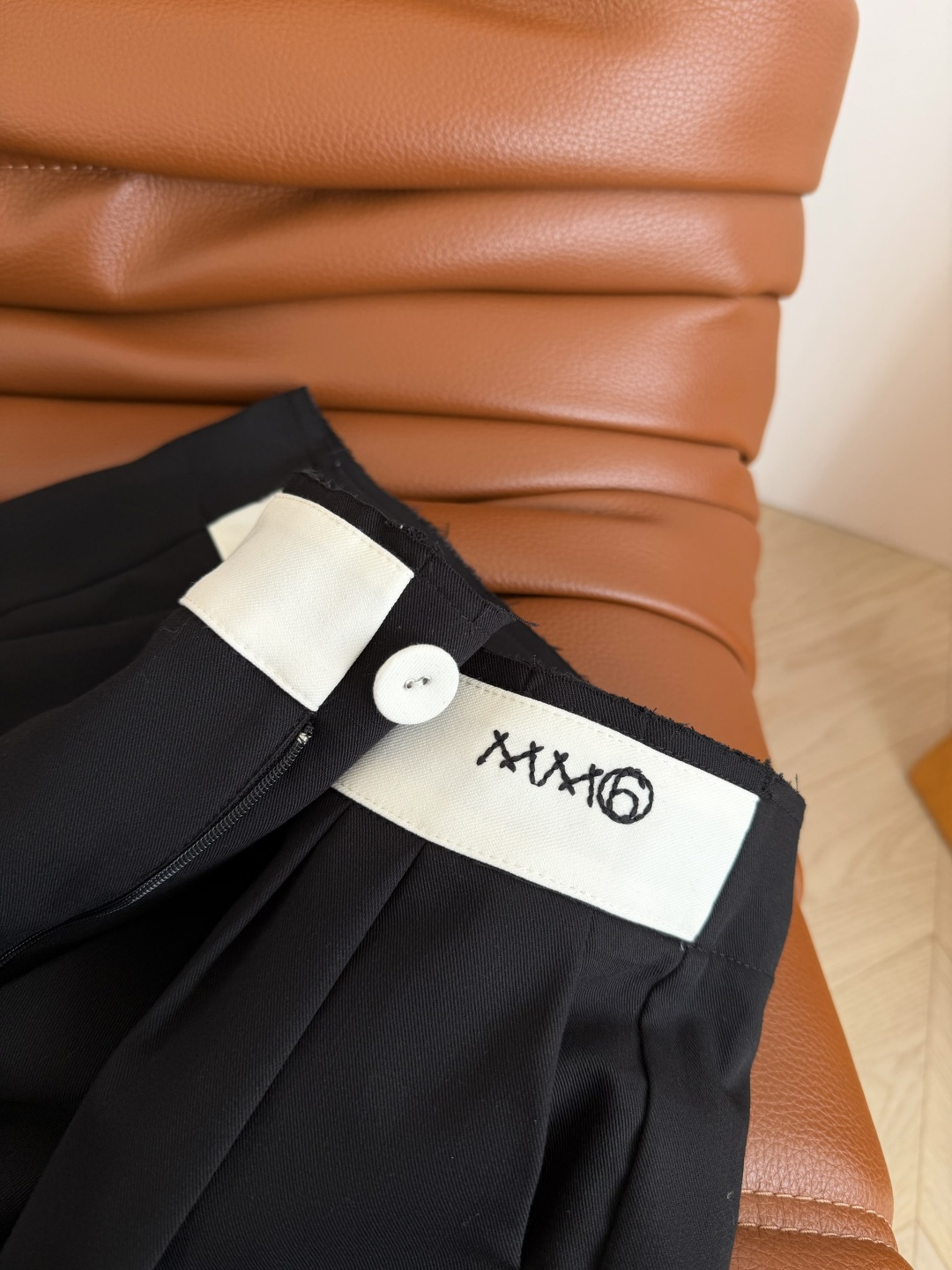 时髦西裤 26ss 夏季专属轻薄款西裤 毛边设计撞色腰头拼接 字母logo刺绣点缀 很有设计感 裤脚也拼