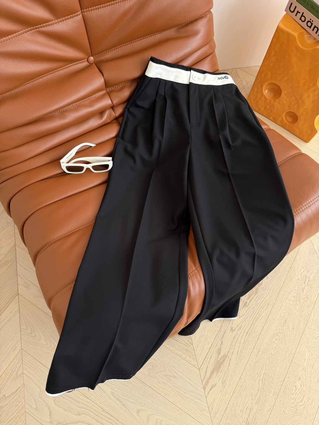 时髦西裤 26ss 夏季专属轻薄款西裤 毛边设计撞色腰头拼接 字母logo刺绣点缀 很有设计感 裤脚也拼