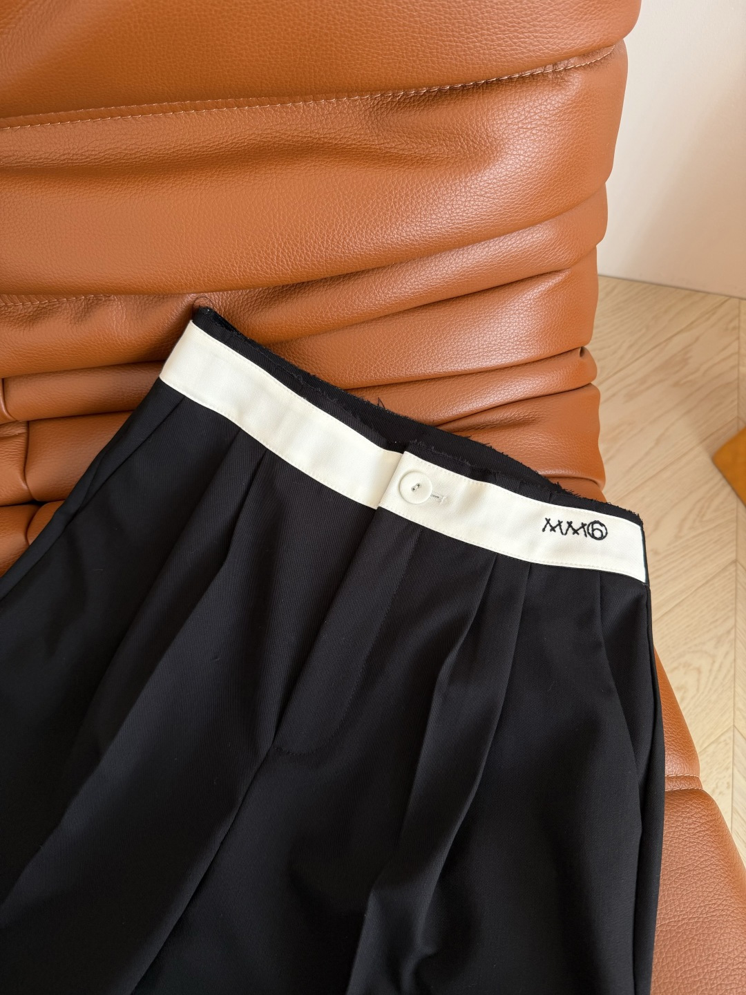 时髦西裤 26ss 夏季专属轻薄款西裤 毛边设计撞色腰头拼接 字母logo刺绣点缀 很有设计感 裤脚也拼