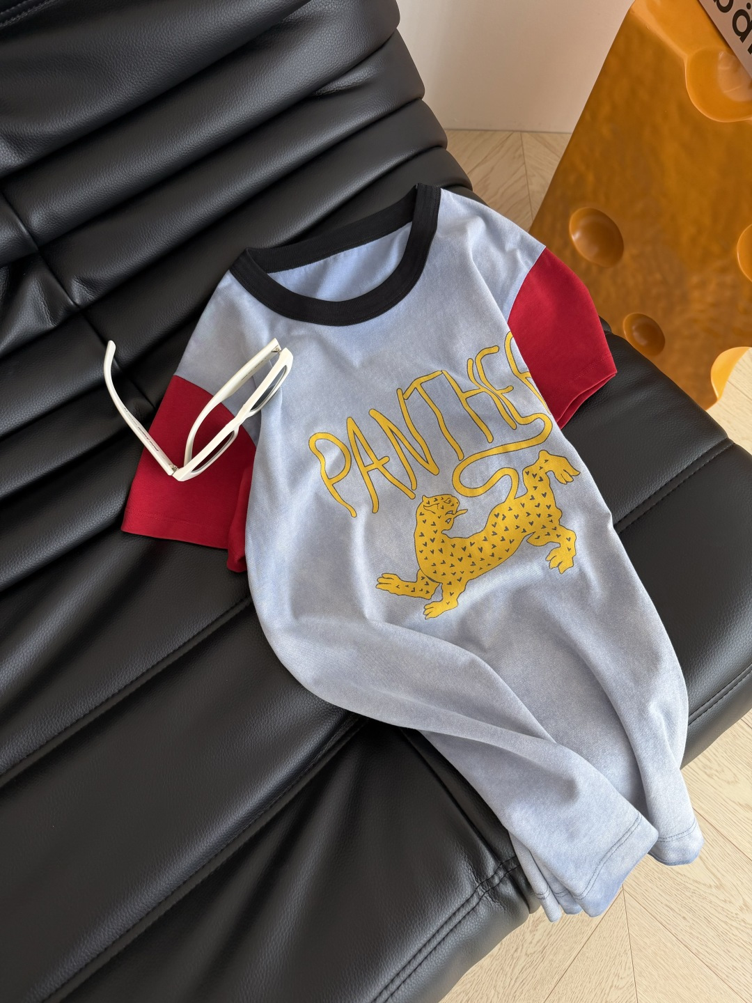 26春夏 豹子印花T恤 复古又时髦的配色 一眼爱上的T恤 整件是采用了渐变炒色工艺 有点做旧的感觉 十分