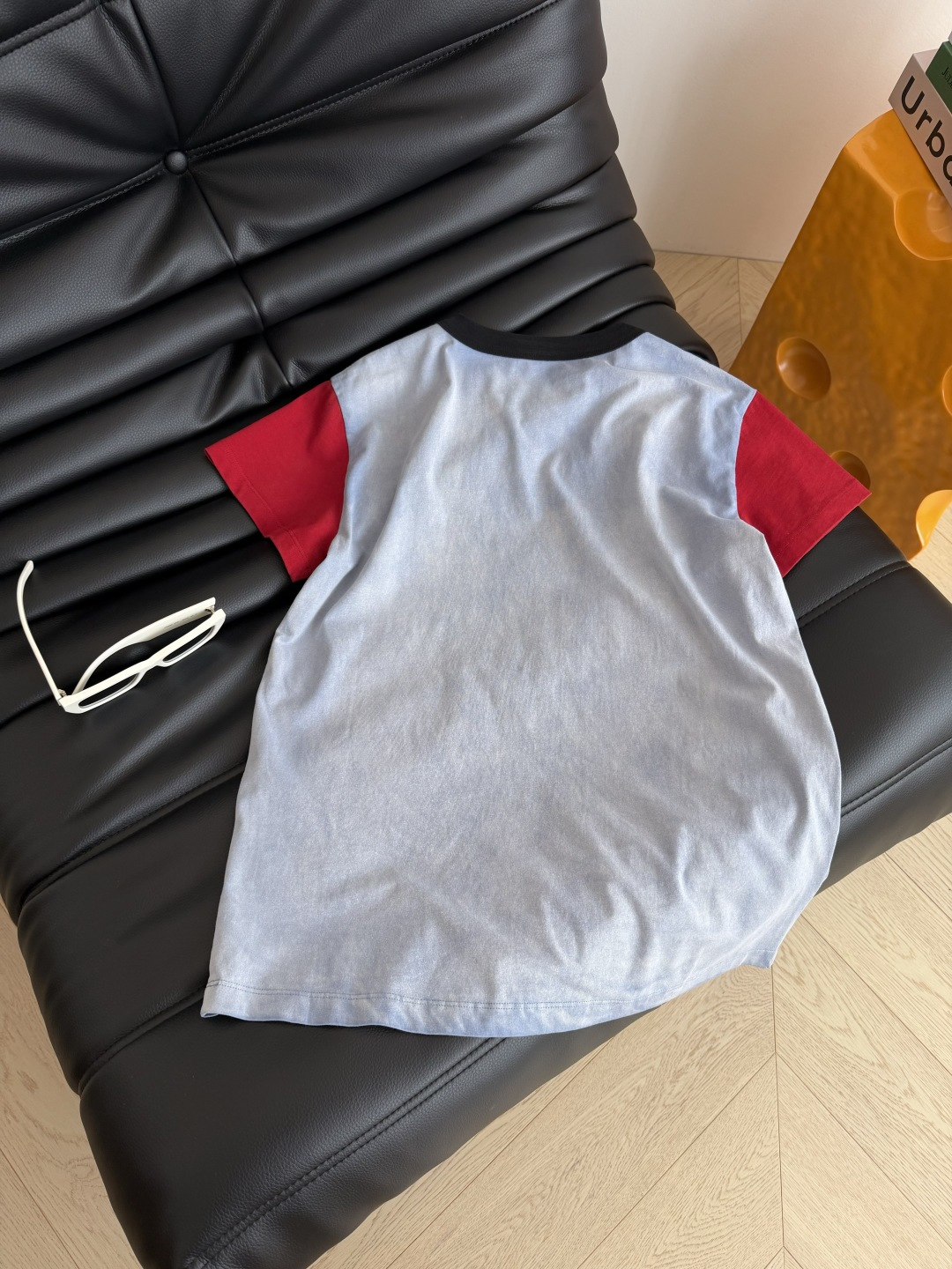 26春夏 豹子印花T恤 复古又时髦的配色 一眼爱上的T恤 整件是采用了渐变炒色工艺 有点做旧的感觉 十分