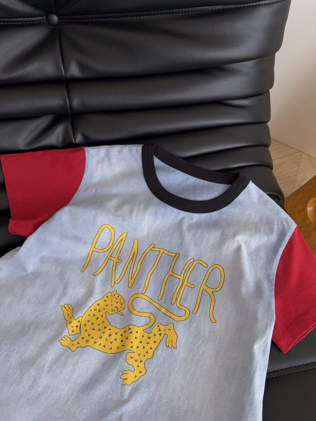 26春夏 豹子印花T恤 复古又时髦的配色 一眼爱上的T恤 整件是采用了渐变炒色工艺 有点做旧的感觉 十分