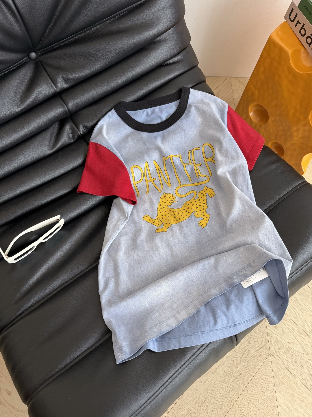 26春夏 豹子印花T恤 复古又时髦的配色 一眼爱上的T恤 整件是采用了渐变炒色工艺 有点做旧的感觉 十分