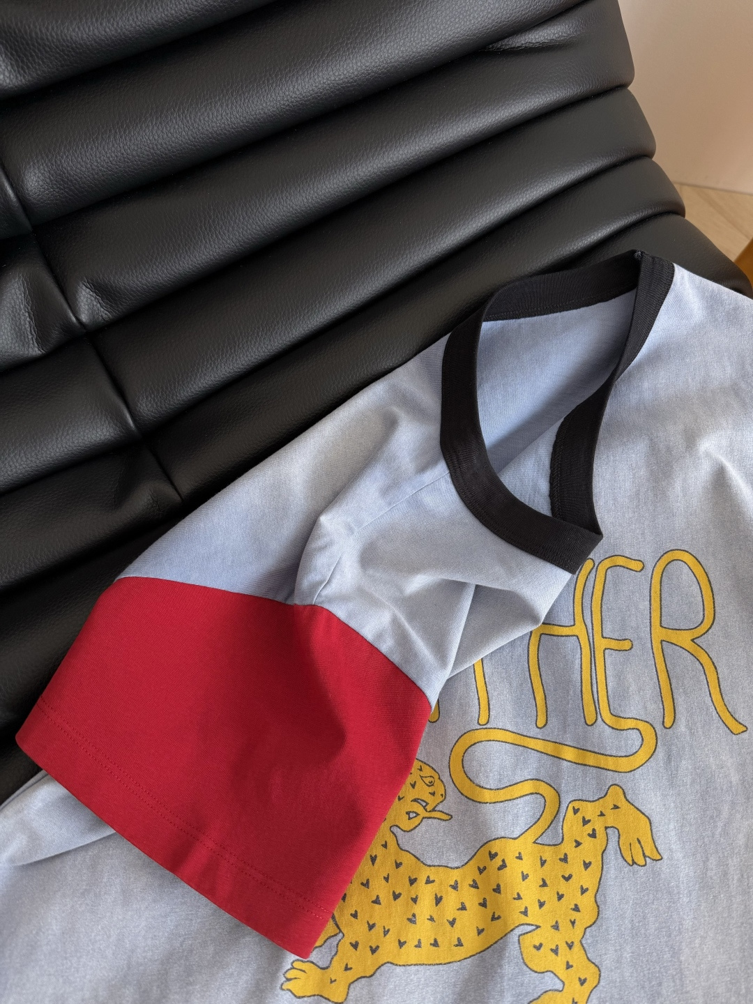 26春夏 豹子印花T恤 复古又时髦的配色 一眼爱上的T恤 整件是采用了渐变炒色工艺 有点做旧的感觉 十分