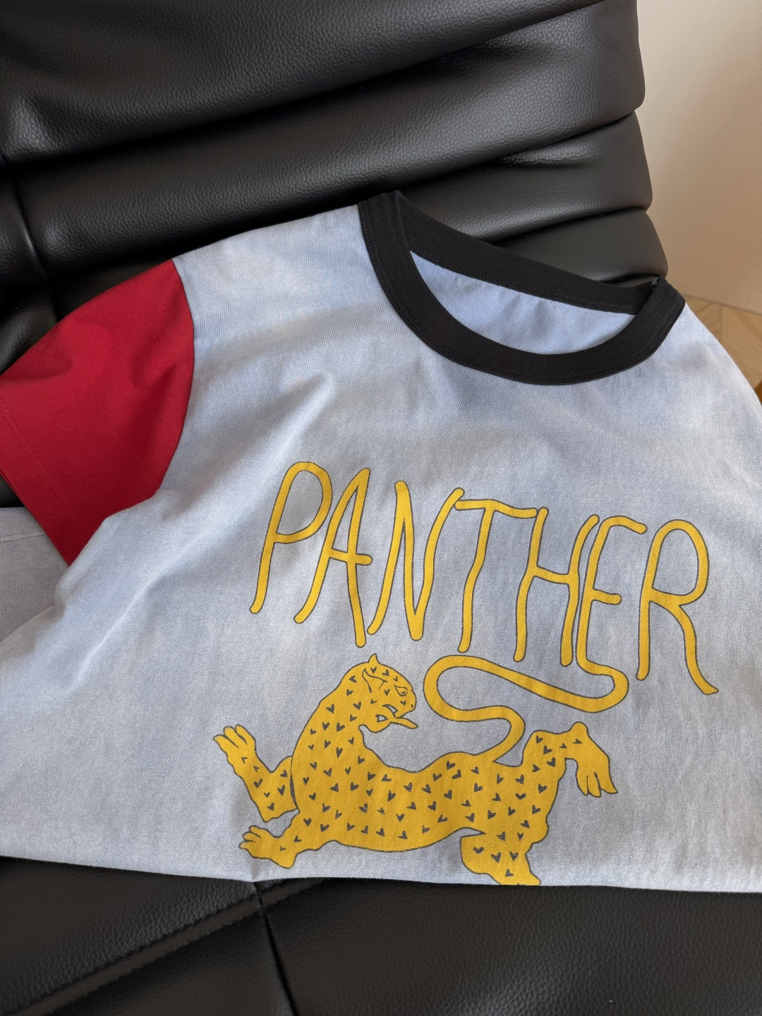 26春夏 豹子印花T恤 复古又时髦的配色 一眼爱上的T恤 整件是采用了渐变炒色工艺 有点做旧的感觉 十分