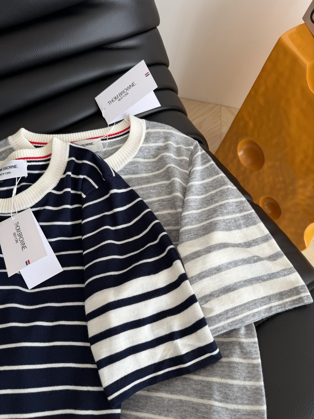 26系列 经典杠条设计条纹针织上衣 百搭又实穿的款式 采用精细轻薄的羊毛材质 手感软糯舒适 可以贴身穿 