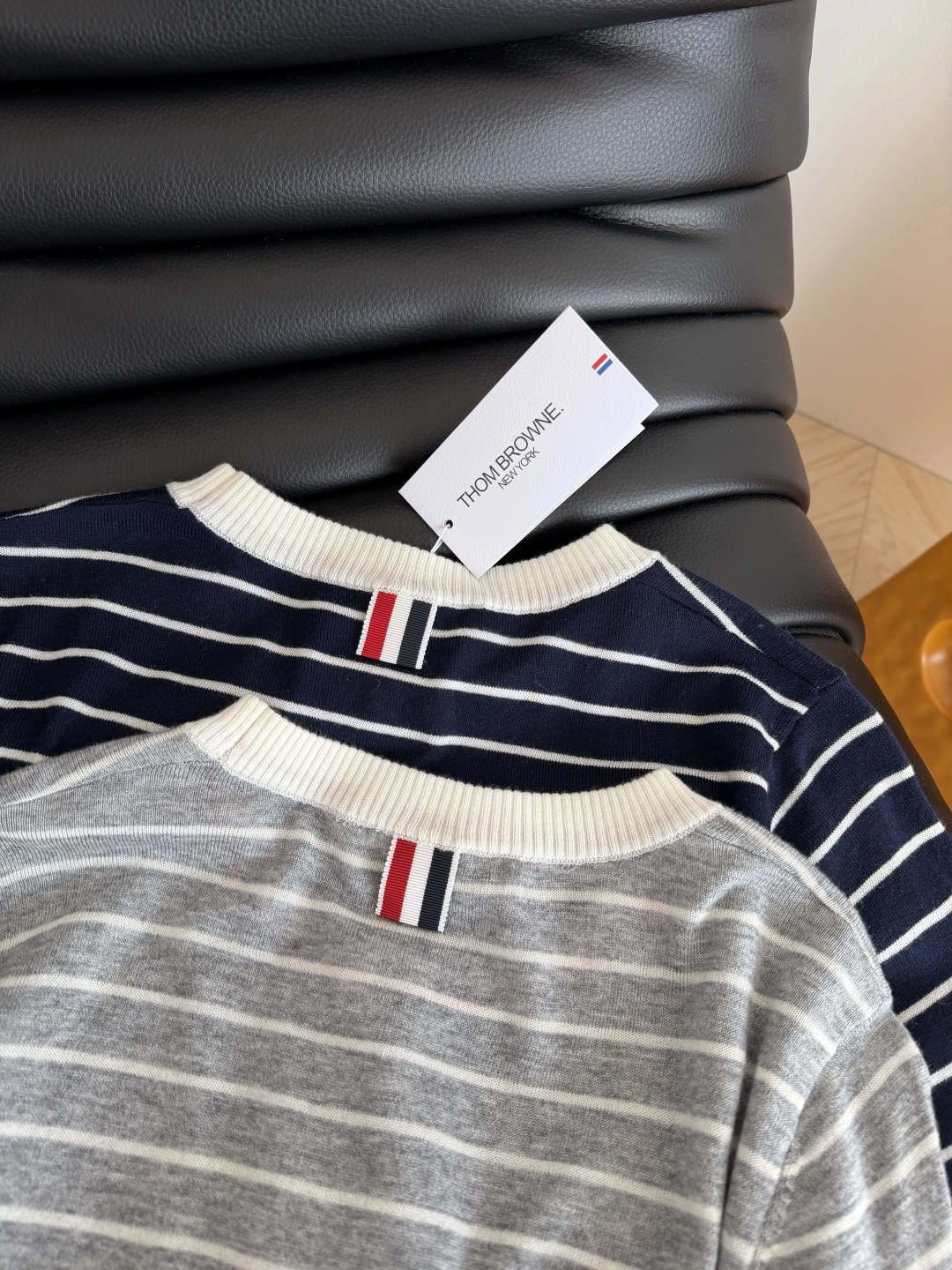 26系列 经典杠条设计条纹针织上衣 百搭又实穿的款式 采用精细轻薄的羊毛材质 手感软糯舒适 可以贴身穿 