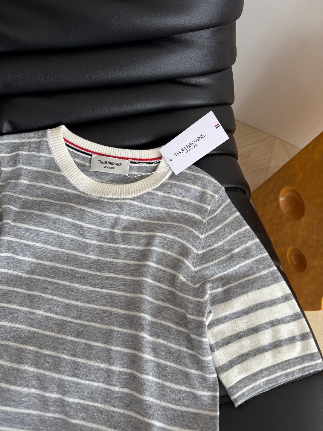 26系列 经典杠条设计条纹针织上衣 百搭又实穿的款式 采用精细轻薄的羊毛材质 手感软糯舒适 可以贴身穿 